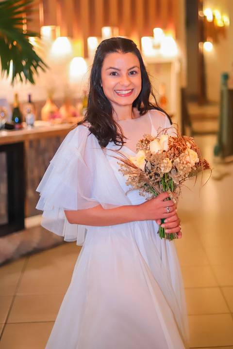 Mais do que fotos, este registro é um convite: viver o amor com intensidade, naturalidade e poesia, onde o mar se torna parte da história.'