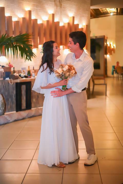 Mais do que fotos, este registro é um convite: viver o amor com intensidade, naturalidade e poesia, onde o mar se torna parte da história.'