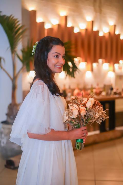 Mais do que fotos, este registro é um convite: viver o amor com intensidade, naturalidade e poesia, onde o mar se torna parte da história.'