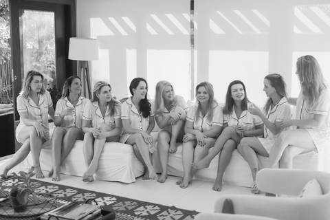 Fotografia espontânea de amigas em Praia do Forte, Bahia. Registro natural feito pelo fotógrafo Waldyr Lantyer durante ensaio de viagem e amizade feminina à beira-mar.'