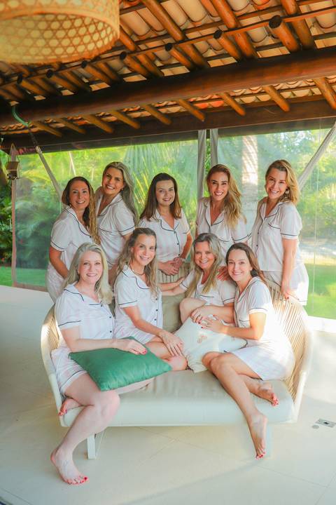 Ensaio fotográfico feminino em Praia do Forte-BA com amigas de Curitiba. Fotógrafo Waldyr Lantyer capturando sorrisos, abraços e momentos de alegria.'