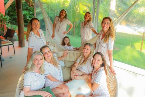 Ensaio fotográfico feminino em Praia do Forte-BA com amigas de Curitiba. Fotógrafo Waldyr Lantyer capturando sorrisos, abraços e momentos de alegria.'