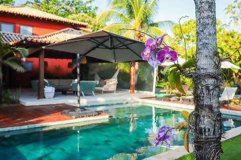 Ensaio fotográfico feminino em Praia do Forte-BA com amigas de Curitiba. Fotógrafo Waldyr Lantyer capturando sorrisos, abraços e momentos de alegria.'