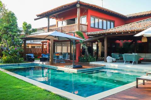 Ensaio fotográfico feminino em Praia do Forte-BA com amigas de Curitiba. Fotógrafo Waldyr Lantyer capturando sorrisos, abraços e momentos de alegria.'