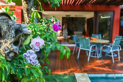 Ensaio fotográfico feminino em Praia do Forte-BA com amigas de Curitiba. Fotógrafo Waldyr Lantyer capturando sorrisos, abraços e momentos de alegria.'