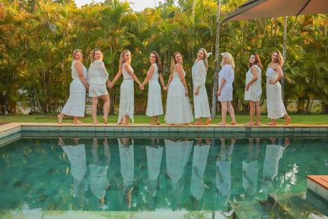 Ensaio fotográfico feminino em Praia do Forte-BA com amigas de Curitiba. Fotógrafo Waldyr Lantyer capturando sorrisos, abraços e momentos de alegria.'