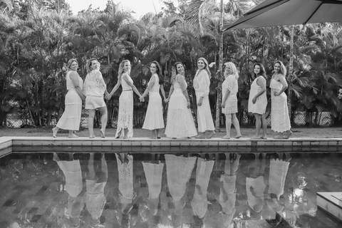 Ensaio fotográfico feminino em Praia do Forte-BA com amigas de Curitiba. Fotógrafo Waldyr Lantyer capturando sorrisos, abraços e momentos de alegria.'