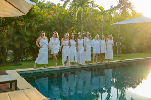Ensaio fotográfico feminino em Praia do Forte-BA com amigas de Curitiba. Fotógrafo Waldyr Lantyer capturando sorrisos, abraços e momentos de alegria.'