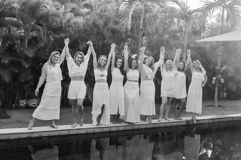 Ensaio fotográfico feminino em Praia do Forte-BA com amigas de Curitiba. Fotógrafo Waldyr Lantyer capturando sorrisos, abraços e momentos de alegria.'