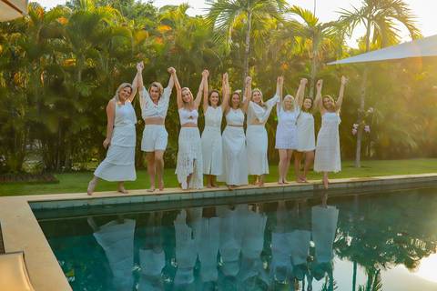 Ensaio fotográfico feminino em Praia do Forte-BA com amigas de Curitiba. Fotógrafo Waldyr Lantyer capturando sorrisos, abraços e momentos de alegria.'