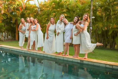 Ensaio fotográfico feminino em Praia do Forte-BA com amigas de Curitiba. Fotógrafo Waldyr Lantyer capturando sorrisos, abraços e momentos de alegria.'