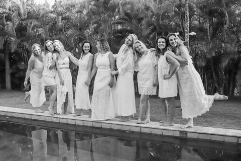 Ensaio fotográfico feminino em Praia do Forte-BA com amigas de Curitiba. Fotógrafo Waldyr Lantyer capturando sorrisos, abraços e momentos de alegria.'