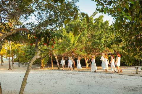 Ensaio fotográfico feminino em Praia do Forte-BA com amigas de Curitiba. Fotógrafo Waldyr Lantyer capturando sorrisos, abraços e momentos de alegria.'