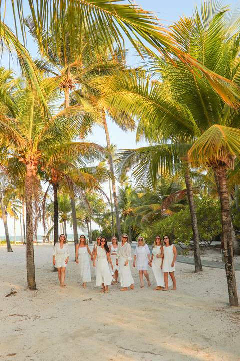 Ensaio fotográfico feminino em Praia do Forte-BA com amigas de Curitiba. Fotógrafo Waldyr Lantyer capturando sorrisos, abraços e momentos de alegria.'