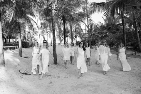 Ensaio fotográfico feminino em Praia do Forte-BA com amigas de Curitiba. Fotógrafo Waldyr Lantyer capturando sorrisos, abraços e momentos de alegria.'