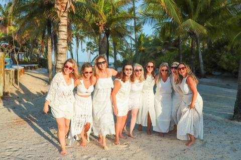 Ensaio fotográfico feminino em Praia do Forte-BA com amigas de Curitiba. Fotógrafo Waldyr Lantyer capturando sorrisos, abraços e momentos de alegria.'