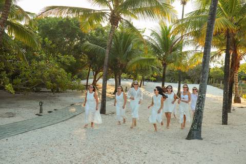 Amigas curtindo o sol e o mar em Praia do Forte. Fotografia natural e cheia de vida por Waldyr Lantyer, fotógrafo na Bahia especializado em ensaios femininos.'