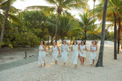 Amigas curtindo o sol e o mar em Praia do Forte. Fotografia natural e cheia de vida por Waldyr Lantyer, fotógrafo na Bahia especializado em ensaios femininos.'