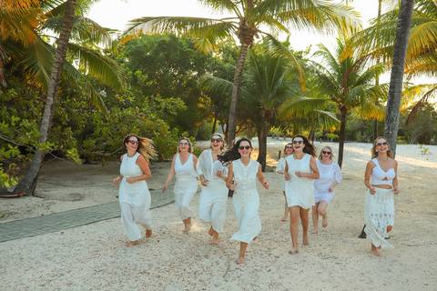 Amigas curtindo o sol e o mar em Praia do Forte. Fotografia natural e cheia de vida por Waldyr Lantyer, fotógrafo na Bahia especializado em ensaios femininos.'