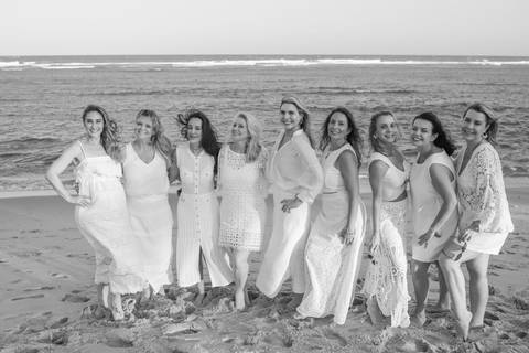 Amigas curtindo o sol e o mar em Praia do Forte. Fotografia natural e cheia de vida por Waldyr Lantyer, fotógrafo na Bahia especializado em ensaios femininos.'