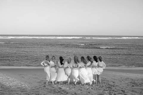Amigas curtindo o sol e o mar em Praia do Forte. Fotografia natural e cheia de vida por Waldyr Lantyer, fotógrafo na Bahia especializado em ensaios femininos.'