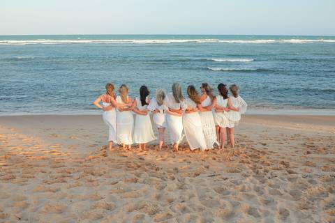 Amigas curtindo o sol e o mar em Praia do Forte. Fotografia natural e cheia de vida por Waldyr Lantyer, fotógrafo na Bahia especializado em ensaios femininos.'