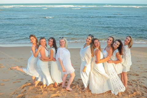 Amigas curtindo o sol e o mar em Praia do Forte. Fotografia natural e cheia de vida por Waldyr Lantyer, fotógrafo na Bahia especializado em ensaios femininos.'