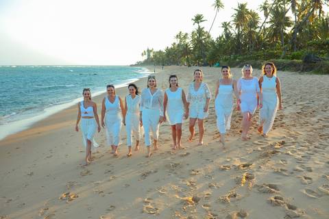 Amigas curtindo o sol e o mar em Praia do Forte. Fotografia natural e cheia de vida por Waldyr Lantyer, fotógrafo na Bahia especializado em ensaios femininos.'