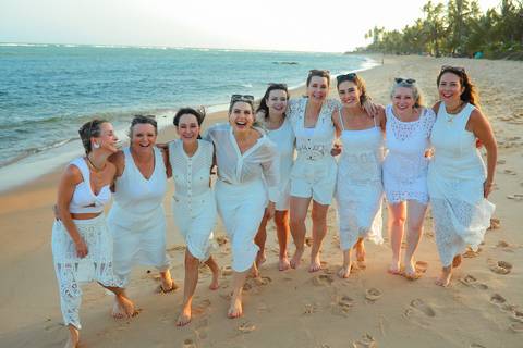 Amigas curtindo o sol e o mar em Praia do Forte. Fotografia natural e cheia de vida por Waldyr Lantyer, fotógrafo na Bahia especializado em ensaios femininos.'