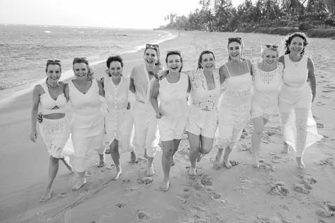 Amigas curtindo o sol e o mar em Praia do Forte. Fotografia natural e cheia de vida por Waldyr Lantyer, fotógrafo na Bahia especializado em ensaios femininos.'