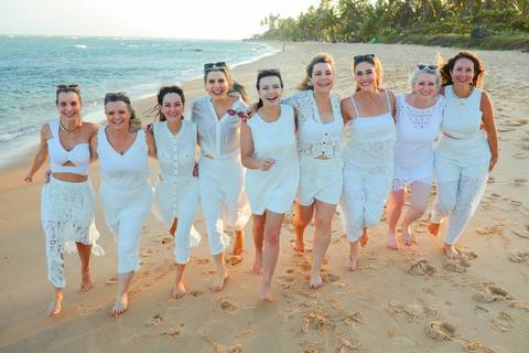 Amigas curtindo o sol e o mar em Praia do Forte. Fotografia natural e cheia de vida por Waldyr Lantyer, fotógrafo na Bahia especializado em ensaios femininos.'