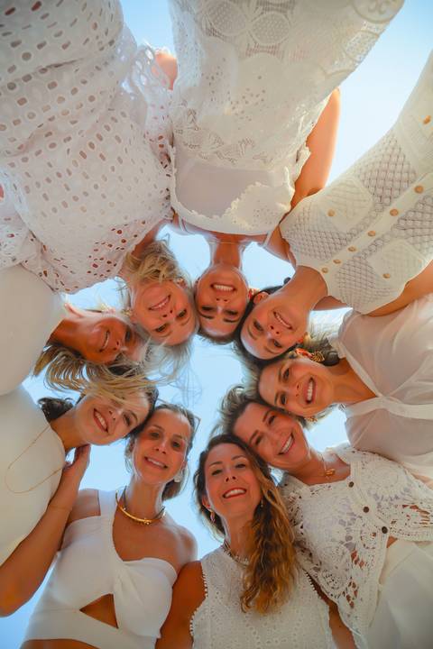 Amigas curtindo o sol e o mar em Praia do Forte. Fotografia natural e cheia de vida por Waldyr Lantyer, fotógrafo na Bahia especializado em ensaios femininos.'