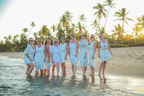 Amigas curtindo o sol e o mar em Praia do Forte. Fotografia natural e cheia de vida por Waldyr Lantyer, fotógrafo na Bahia especializado em ensaios femininos.'