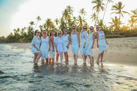Amigas curtindo o sol e o mar em Praia do Forte. Fotografia natural e cheia de vida por Waldyr Lantyer, fotógrafo na Bahia especializado em ensaios femininos.'