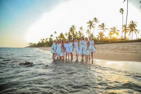 Fotógrafo Waldyr Lantyer registra grupo de amigas em ensaio descontraído em Praia do Forte, Bahia. Fotos espontâneas e cheias de emoção.'