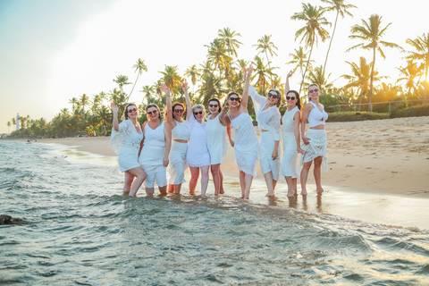 Fotógrafo Waldyr Lantyer registra grupo de amigas em ensaio descontraído em Praia do Forte, Bahia. Fotos espontâneas e cheias de emoção.'