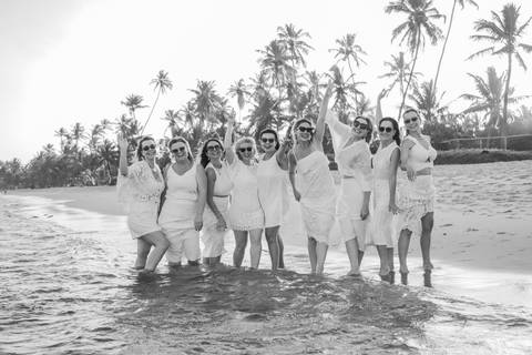 Fotógrafo Waldyr Lantyer registra grupo de amigas em ensaio descontraído em Praia do Forte, Bahia. Fotos espontâneas e cheias de emoção.'