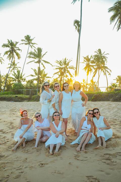 Fotógrafo Waldyr Lantyer registra grupo de amigas em ensaio descontraído em Praia do Forte, Bahia. Fotos espontâneas e cheias de emoção.'