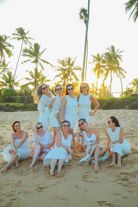 Fotógrafo Waldyr Lantyer registra grupo de amigas em ensaio descontraído em Praia do Forte, Bahia. Fotos espontâneas e cheias de emoção.'