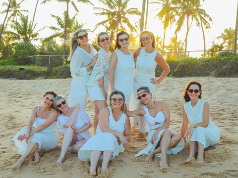 Fotógrafo Waldyr Lantyer registra grupo de amigas em ensaio descontraído em Praia do Forte, Bahia. Fotos espontâneas e cheias de emoção.'