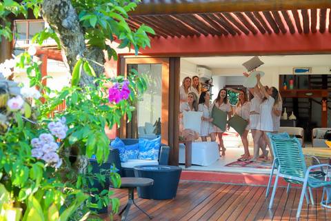 Fotografia espontânea de amigas em Praia do Forte, Bahia. Registro natural feito pelo fotógrafo Waldyr Lantyer durante ensaio de viagem e amizade feminina à beira-mar.'