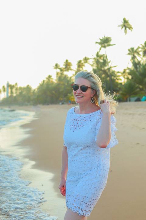 Ensaio de amizade feminina realizado em Praia do Forte, BA. Fotografia leve e autêntica com cores tropicais e luz natural.'