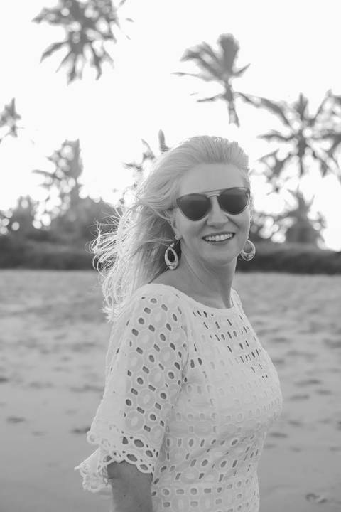 Ensaio de amizade feminina realizado em Praia do Forte, BA. Fotografia leve e autêntica com cores tropicais e luz natural.'