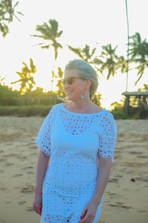 Ensaio de amizade feminina realizado em Praia do Forte, BA. Fotografia leve e autêntica com cores tropicais e luz natural.'