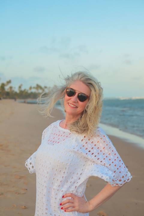 Ensaio de amizade feminina realizado em Praia do Forte, BA. Fotografia leve e autêntica com cores tropicais e luz natural.'