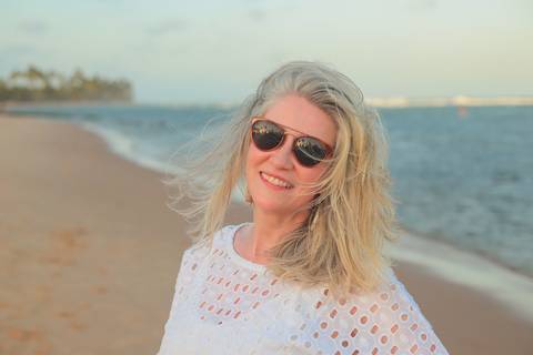 Ensaio de amizade feminina realizado em Praia do Forte, BA. Fotografia leve e autêntica com cores tropicais e luz natural.'