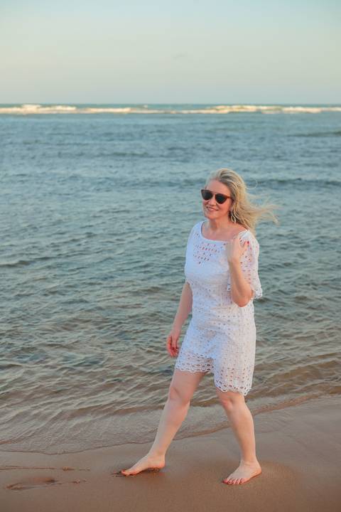 Ensaio de amizade feminina realizado em Praia do Forte, BA. Fotografia leve e autêntica com cores tropicais e luz natural.'