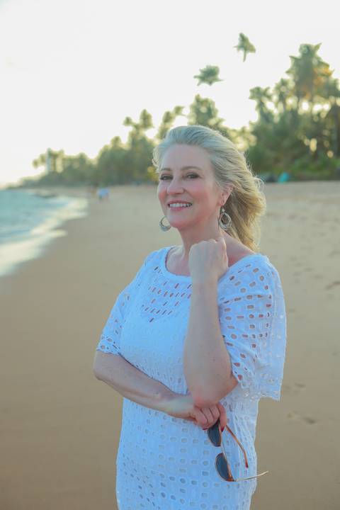 Ensaio de amizade feminina realizado em Praia do Forte, BA. Fotografia leve e autêntica com cores tropicais e luz natural.'