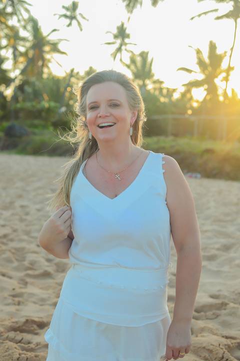 Ensaio de amizade feminina realizado em Praia do Forte, BA. Fotografia leve e autêntica com cores tropicais e luz natural.'