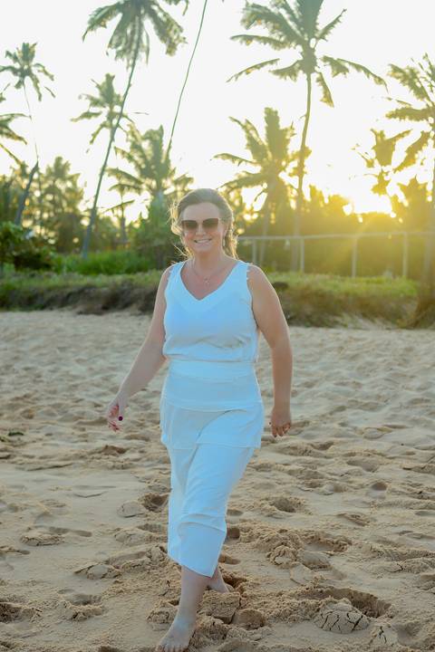 Ensaio de amizade feminina realizado em Praia do Forte, BA. Fotografia leve e autêntica com cores tropicais e luz natural.'